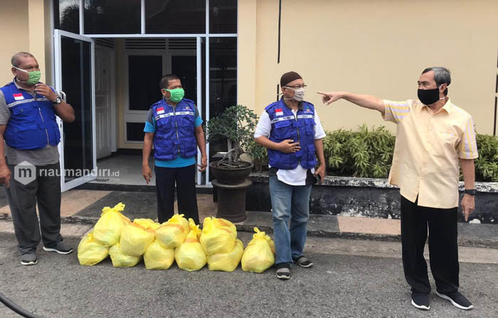 Pemprov Riau Salurkan Bantuan Sembako Bagi Ustad, Guru Ngaji, Pendeta dan Mahasiswa