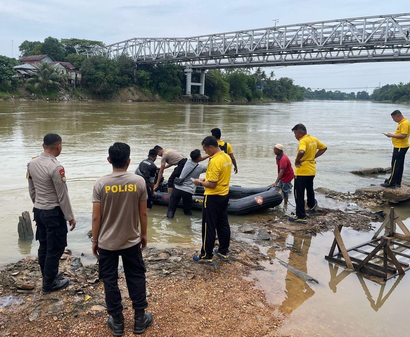 Tim Gabungan Lakukan Pencarian Warga Tambang Hanyut di Sungai Kampar