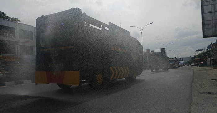 30 Kendaraan Dikerahkan, Jalan dan Pemukiman di Pekanbaru Kembali Disemprot Disinfektan