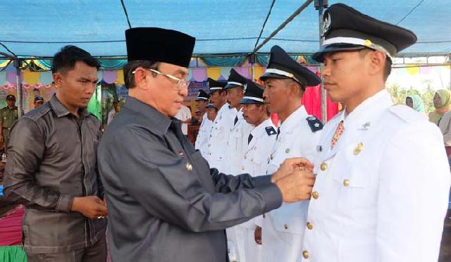 Lantik Kades Tunggal Rahayu Jaya di Tengah Genangan Air, Bupati Inhil: Ini Adalah Rahmat