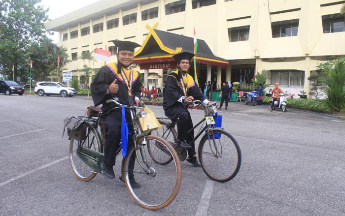 Unik, Dua Wisudawan Ini Gunakan Sepeda Onthel Saat Wisuda Drive Thru di Unilak