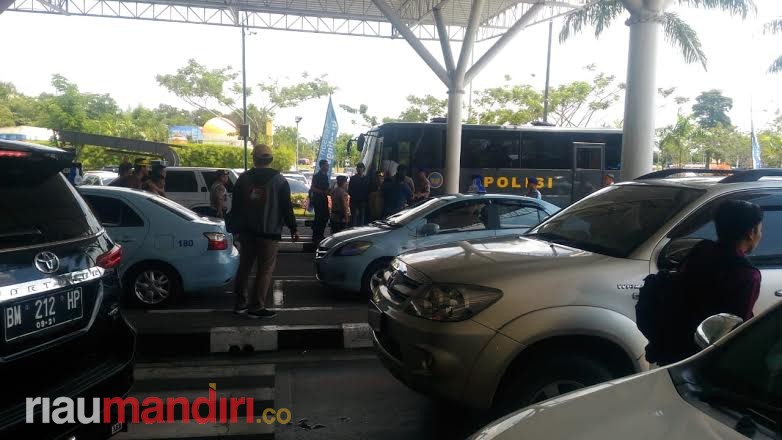 Tiba di Pekanbaru, Para Tersangka Pemilik 37 Kg Sabu Digiring ke Kantor Dit Polair