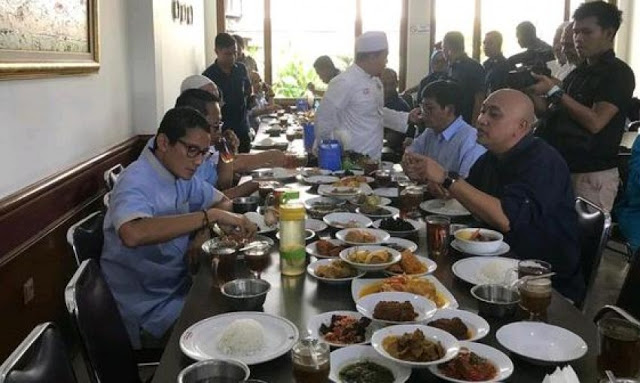 Santap Nasi Padang, Sandi: Pemilu Jangan Dibaperin, Nanti Nggak Boleh Makan Rawon