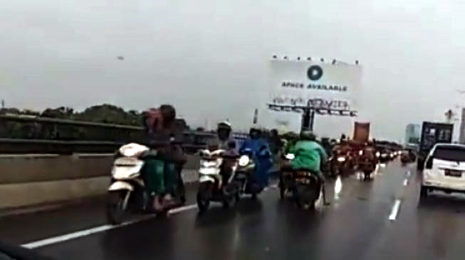 Aksi Santuy Pemotor Masuk Jalan Tol Cawang-Tanjung Priok Hindari Banjir