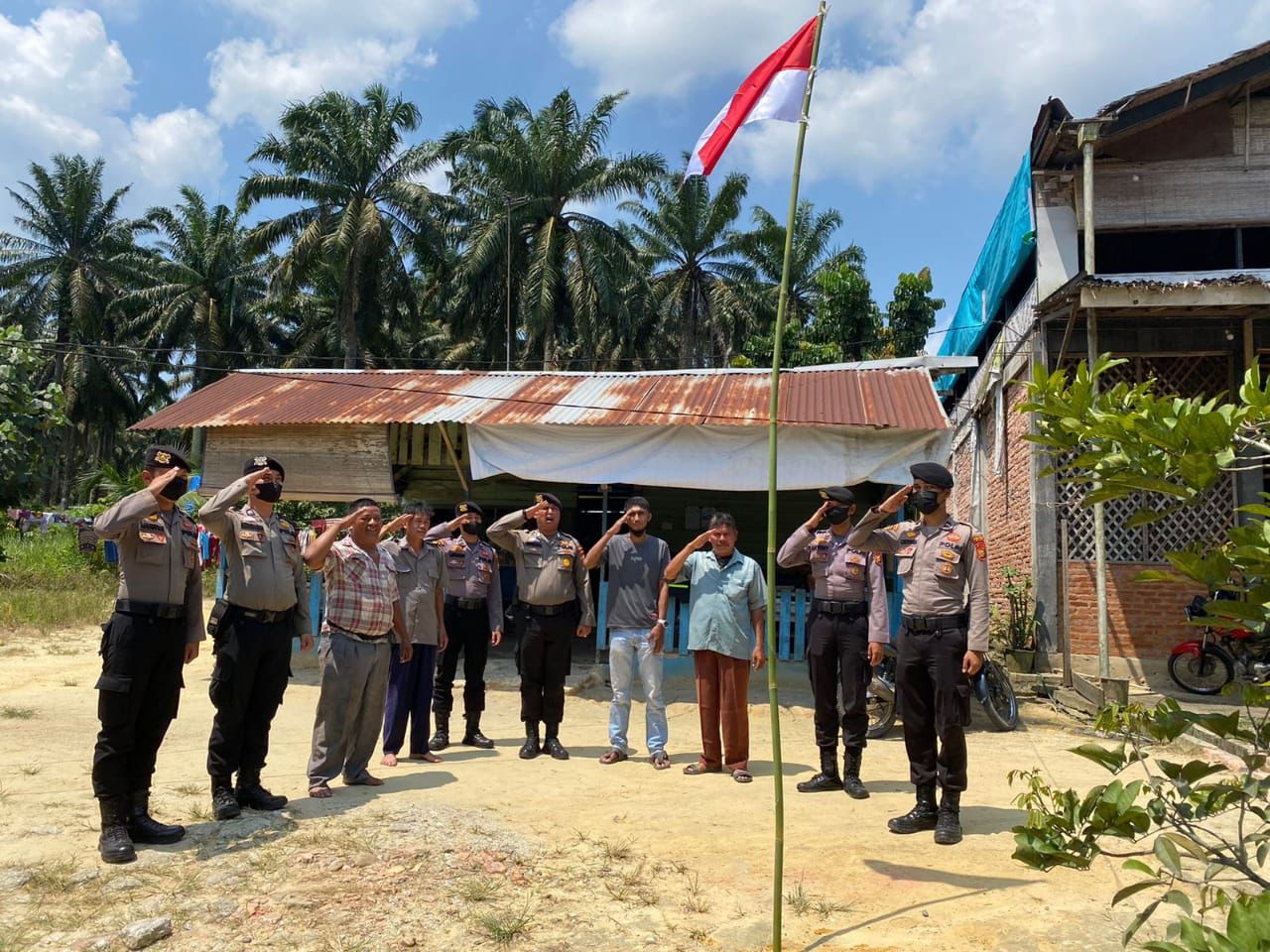 Polres Siak Bagikan Bendera Merah Putih ke Rumah Warga