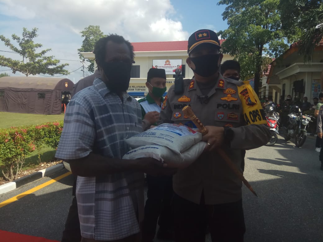 Polres Pelalawan Bagi-bagi Paket Sembako Sempena Hari Bhayangkara