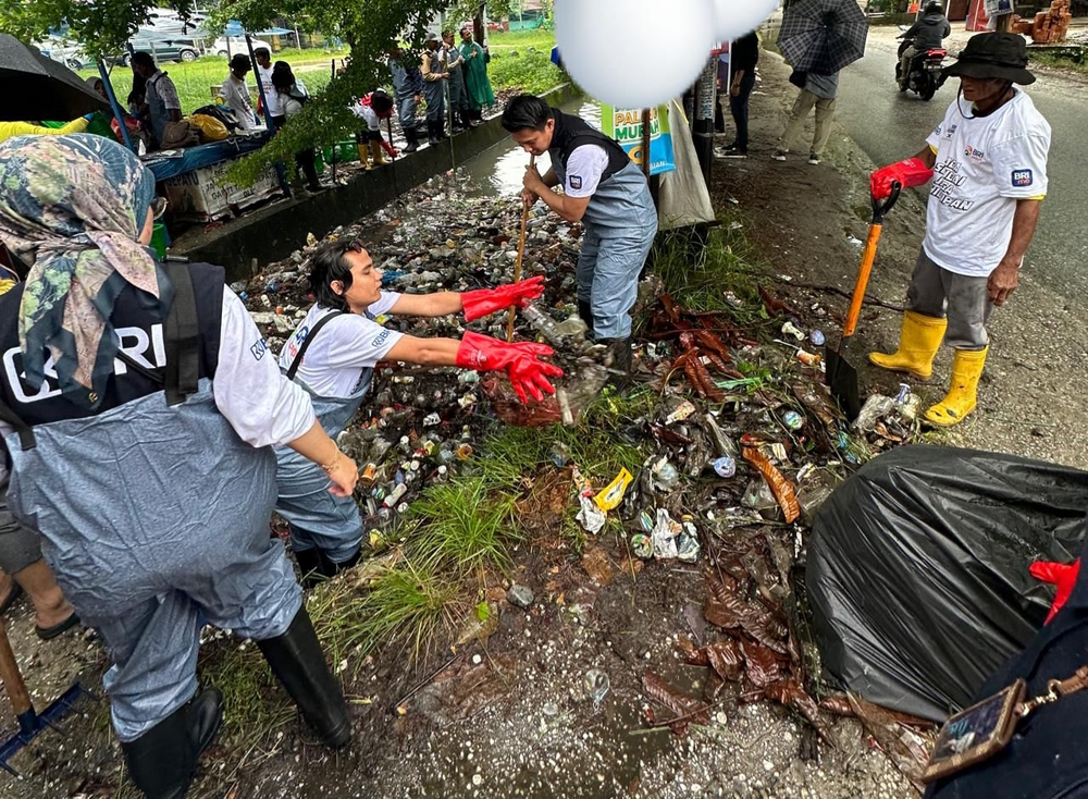 BRI Peduli Bantu Jaga Sungai dan Parit di Pekanbaru dari Sampah