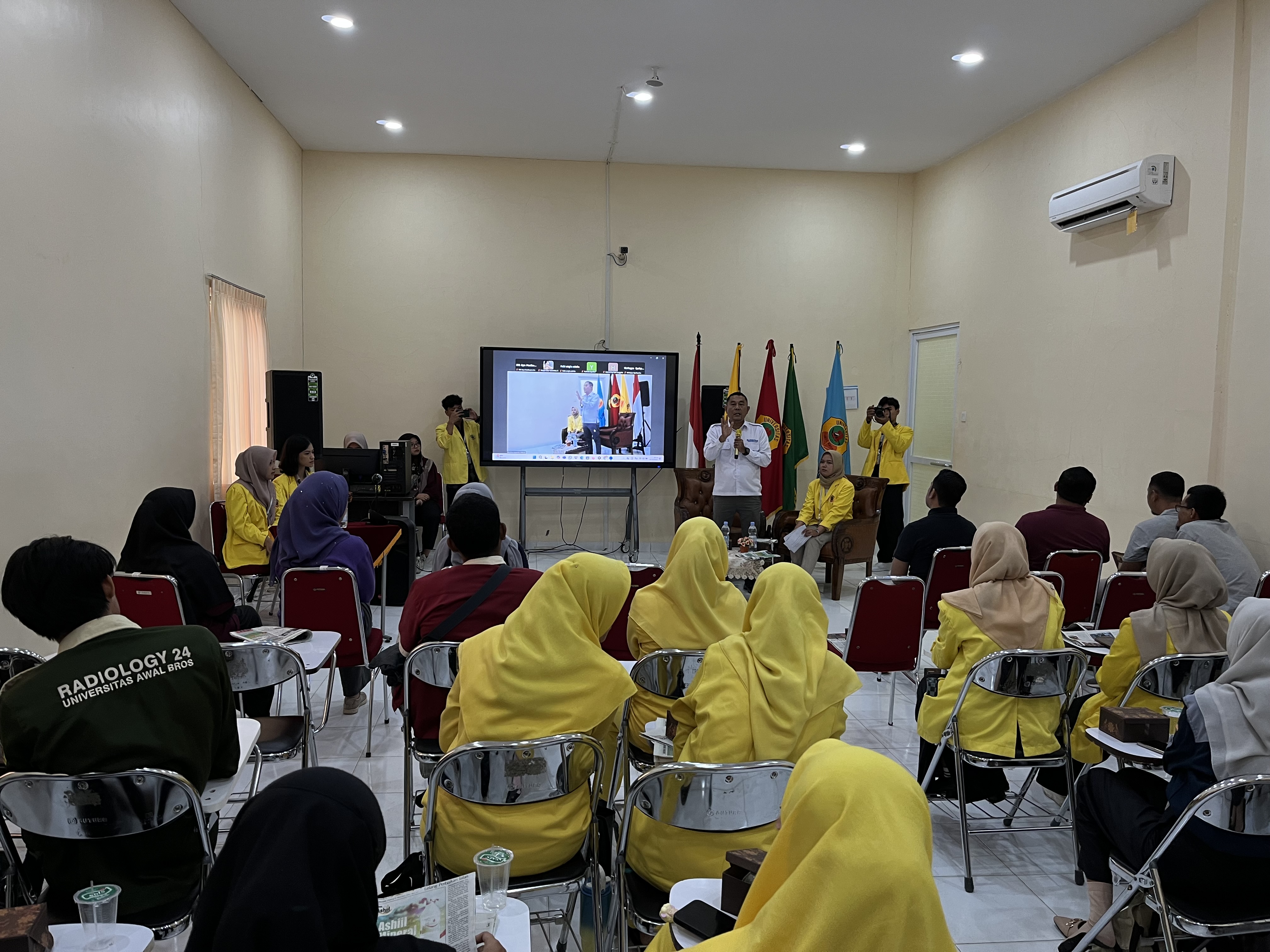 Ditaja BEM Univ Awal Bros, Pemred Haluan Riau Latih Mahasiswa Menulis Berita