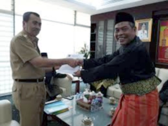 LAMR Serahkan Dua Dokumen Kepada Gubernur untuk Kemajuan Melayu Riau