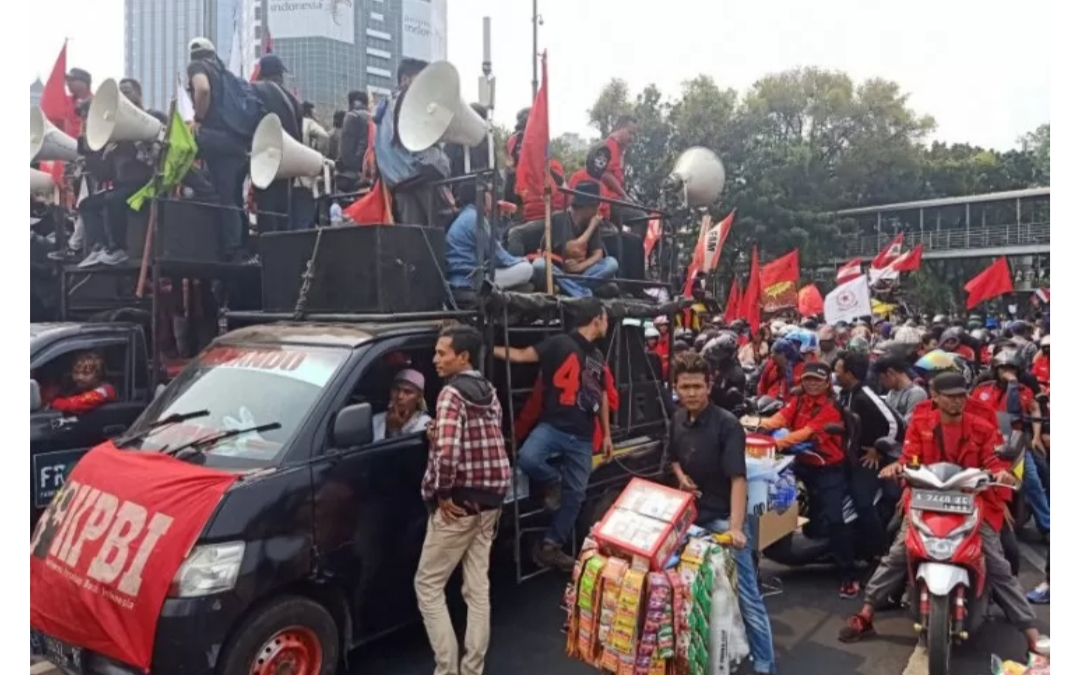 Ribuan Buruh Bergerak dari Monas ke DPR Bergabung dengan Mahasiswa Tolak UU KPK