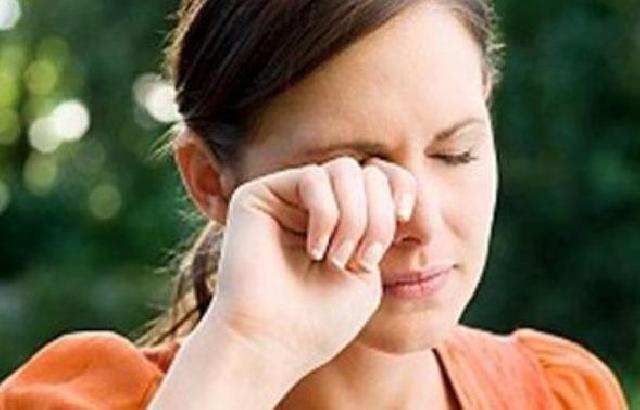 Cara Mudah Mengangkat Debu Saat Mata Kelilipan