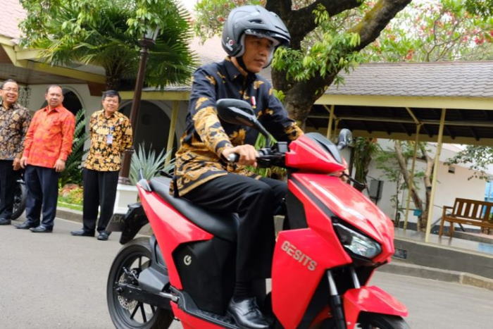 Motor Bertanda Tangan Jokowi Dilelang untuk Donasi Corona, Tertarik?
