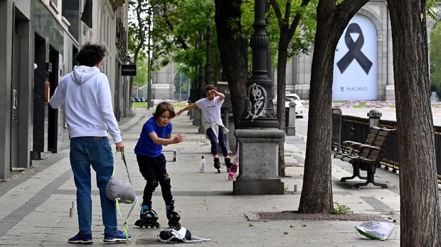 Senangnya Anak-anak Spanyol Bermain di Jalanan Usai Enam Pekan Dikarantina
