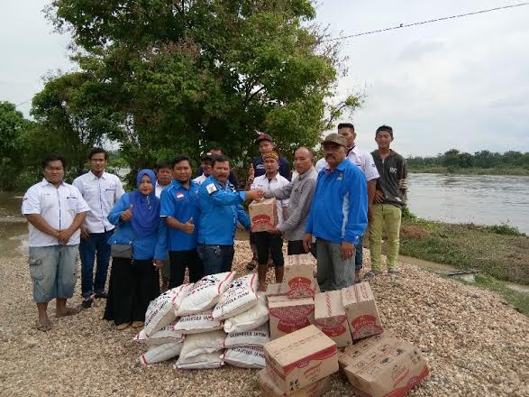Demokrat Bantu Korban Banjir di Inhu, Warga: Ini Bantuan Pertama untuk Kami