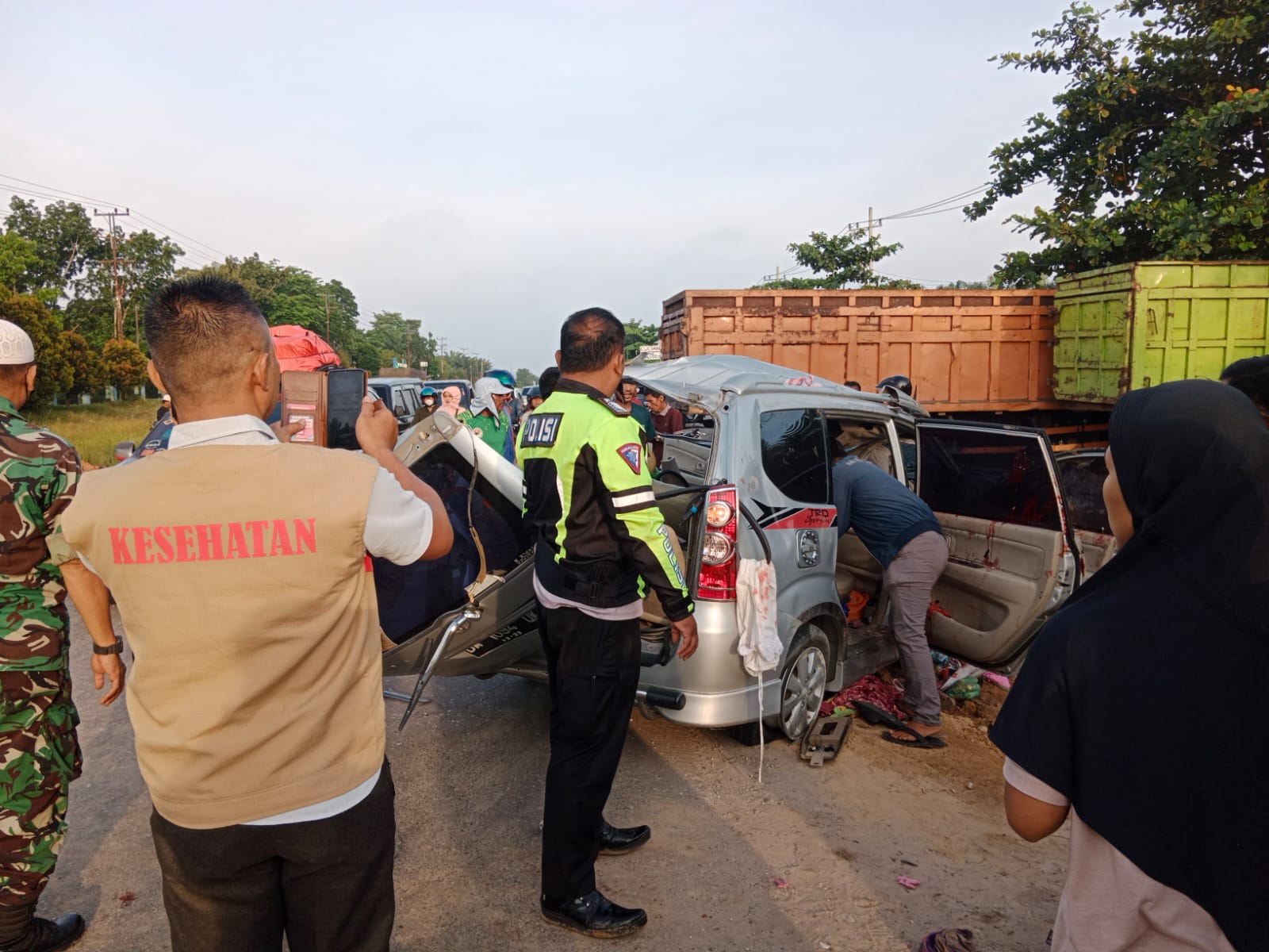 Avanza Tabrak Tronton Parkir, Tiga Orang Tewas