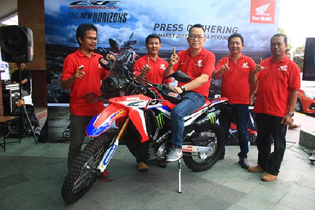 Honda CRF 25O Rally Mengaspal di Pekanbaru