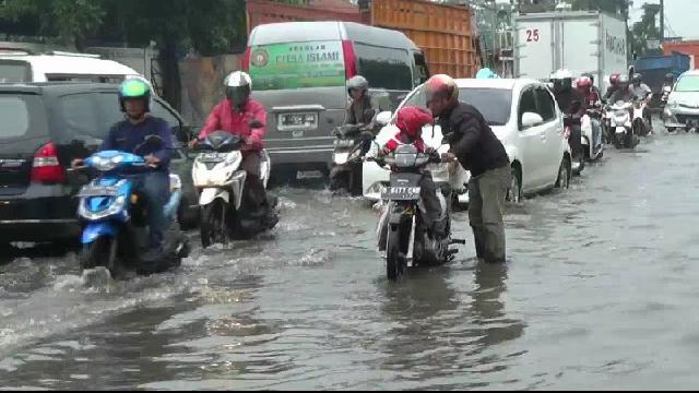 Banjir Kembali Landa Jakarta, Tagar #GubernurTerbodoh Menggema