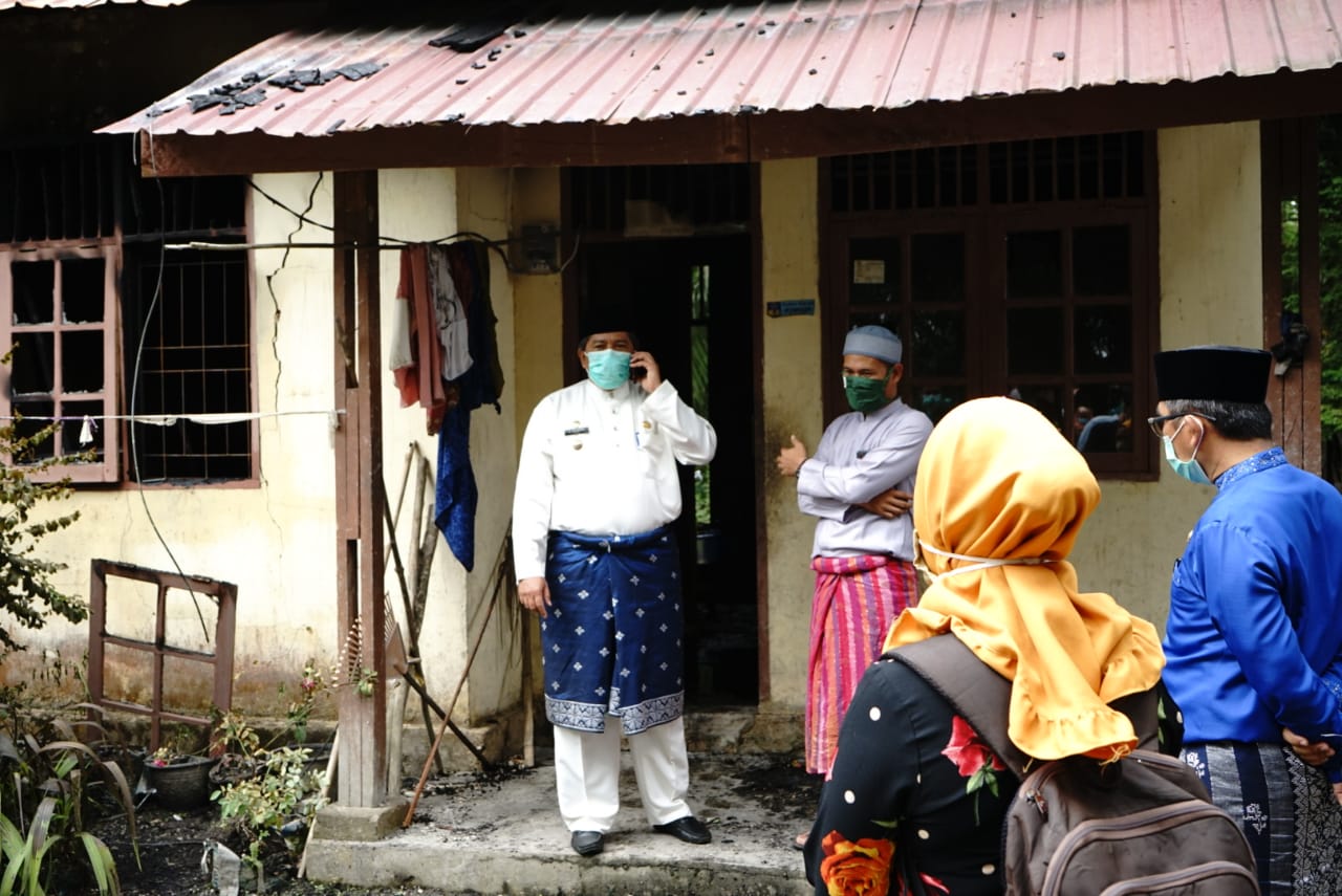 Di Masa Covid-19, Pemkab Siak Salurkan Bantuan ke Nenek yang Rumahnya Terbakar di Mempura