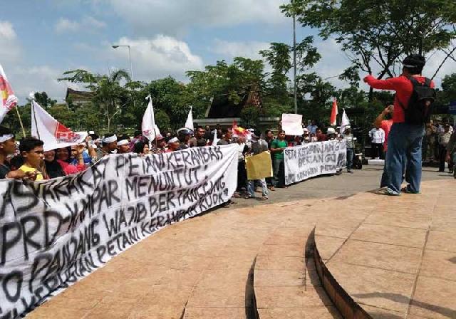 Petani Kerambah Tuntut Ganti Rugi Rp1,8 M