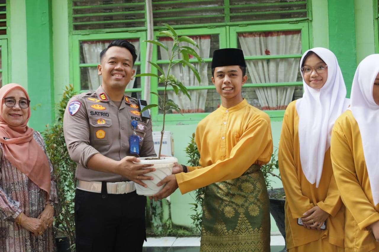 Polresta Pekanbaru Edukasi Pelajar SMAN 9 Pekanbaru: Tertib Lalulintas Hingga Pelestarian Lingkungan
