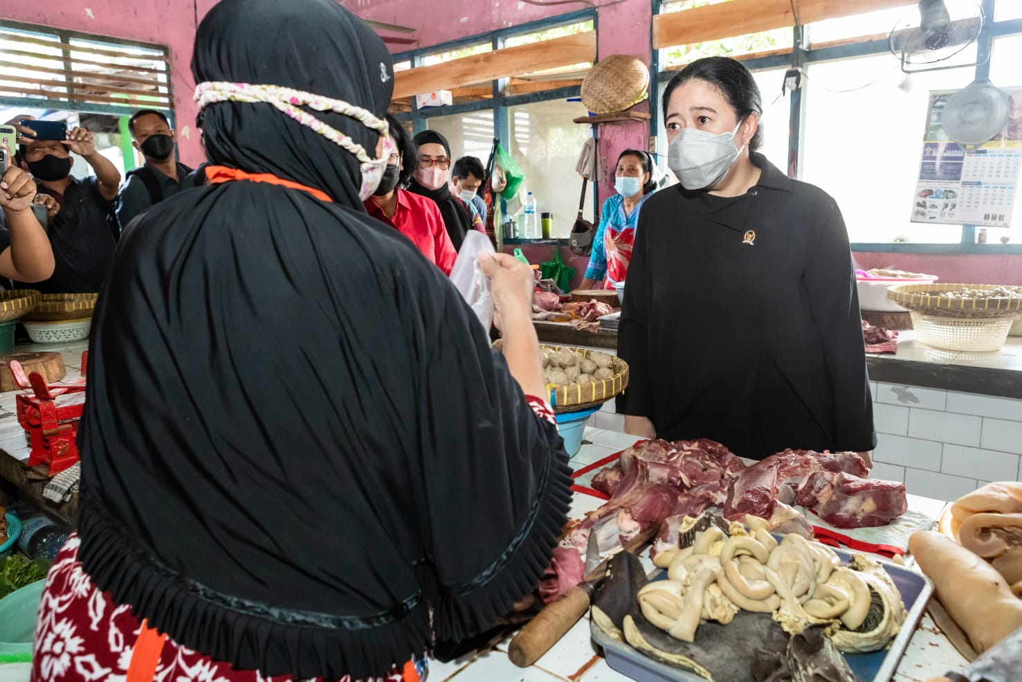 Blusukan di Pasar Jungke Karanganyar, Puan Borong Bakso Buat Buka Puasa