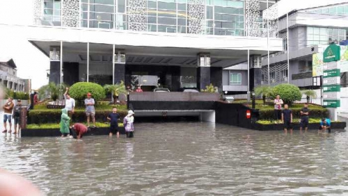 Rumah Warga Sering Banjir, Pemko Pekanbaru akan Datangi Manajemen Hotel Grand Central