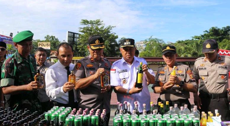 Polres Inhil Musnahkan Ratusan Botol Miras dan 2.175 Liter Tuak