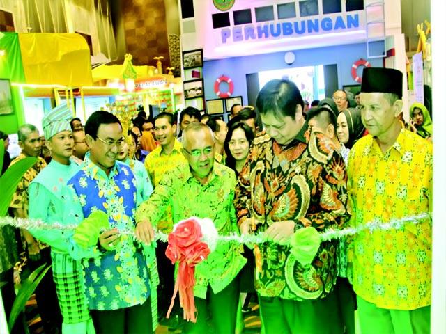 Bupati HM Wardan Hadiri Riau Expo