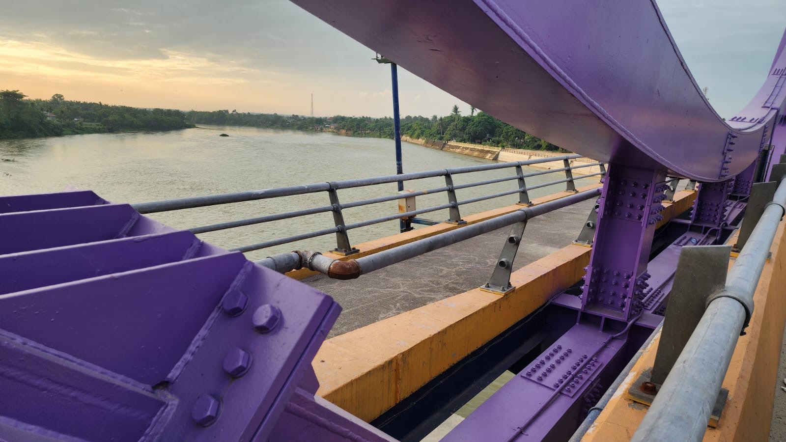 Besi Pagar Jembatan Waterfront City Diduga Dicuri