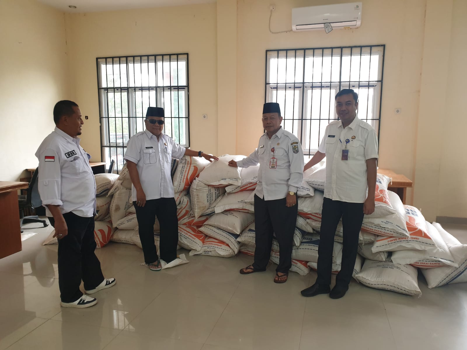 15 Ton Bantuan Beras Provinsi Riau untuk Masyarakat Terdampak Banjir Di Pelalawan