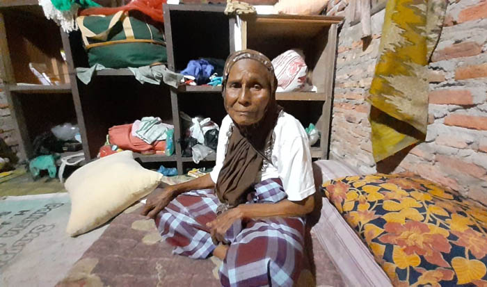 Hidup Sebatangkara, Nenek Inap Terima Bantuan Rumah Yatim Riau