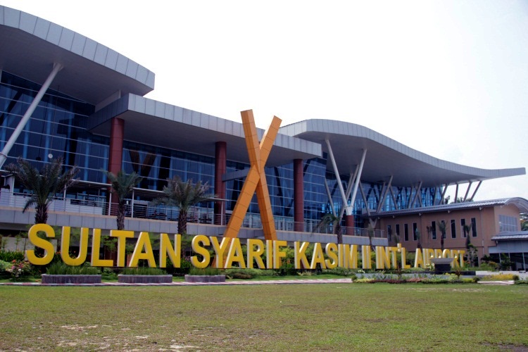 Pihak Bandara SSK II Pekanbaru Isolasi Santri dari Surabaya Suspect Covid-19