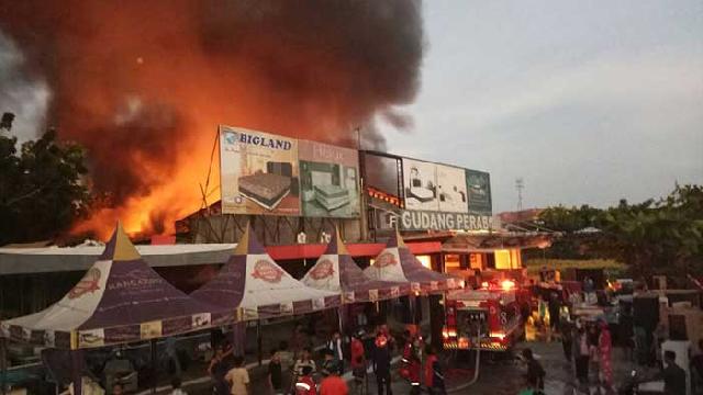 BREAKING NEWS: Toko Gudang Perabot di Sidomulyo Terbakar Hebat
