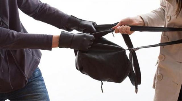 Peluru Rampok Hantam Dagu Riko