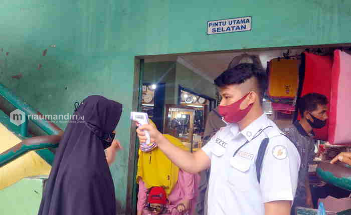 Pengunjung dan Pedagang Pasar Bawah Pekanbaru Masih Ogah-ogahan Pakai Masker