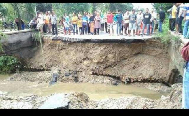 Jalan Lintas Riau - Sumbar Putus Total