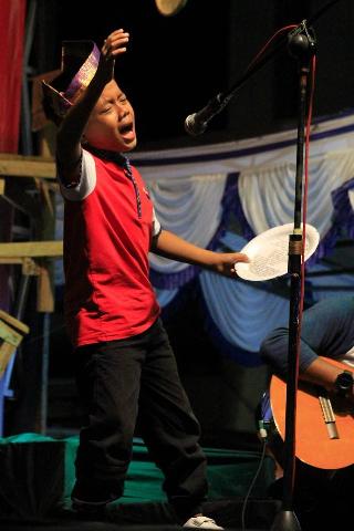 Pujangga dari Pangkalan Kerinci Hidupkan Sajak di Atas Panggung