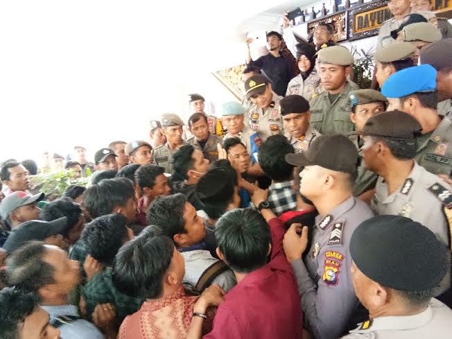 Mahasiswa Demo Soal Pemadaman PJU di DPRD Inhu, Sempat Terjadi Kericuhan