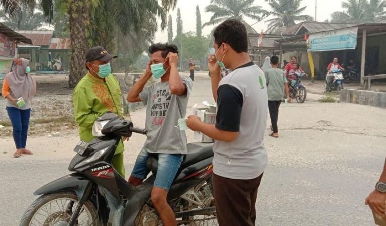 Asap Pekat, Pemerintah Desa Langkan Pelalawan Bagikan 2.500 Masker