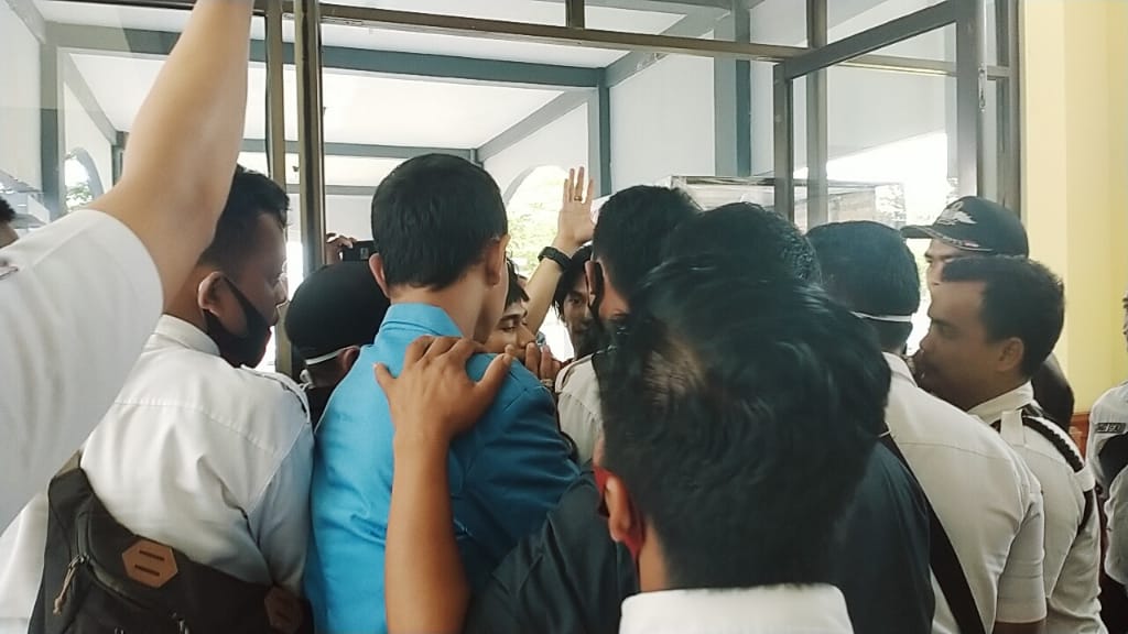 Mahasiswa UIN Suska Riau Bentrok dengan Satpam Saat Aksi Tuntut Keringanan UKT