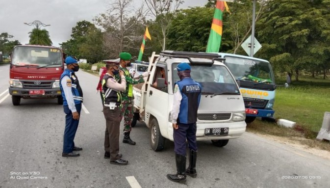 Cek Masker Pengendara di TASL Siak, Tim Gabungan Siapkan Tempat Cuci Tangan di Posko