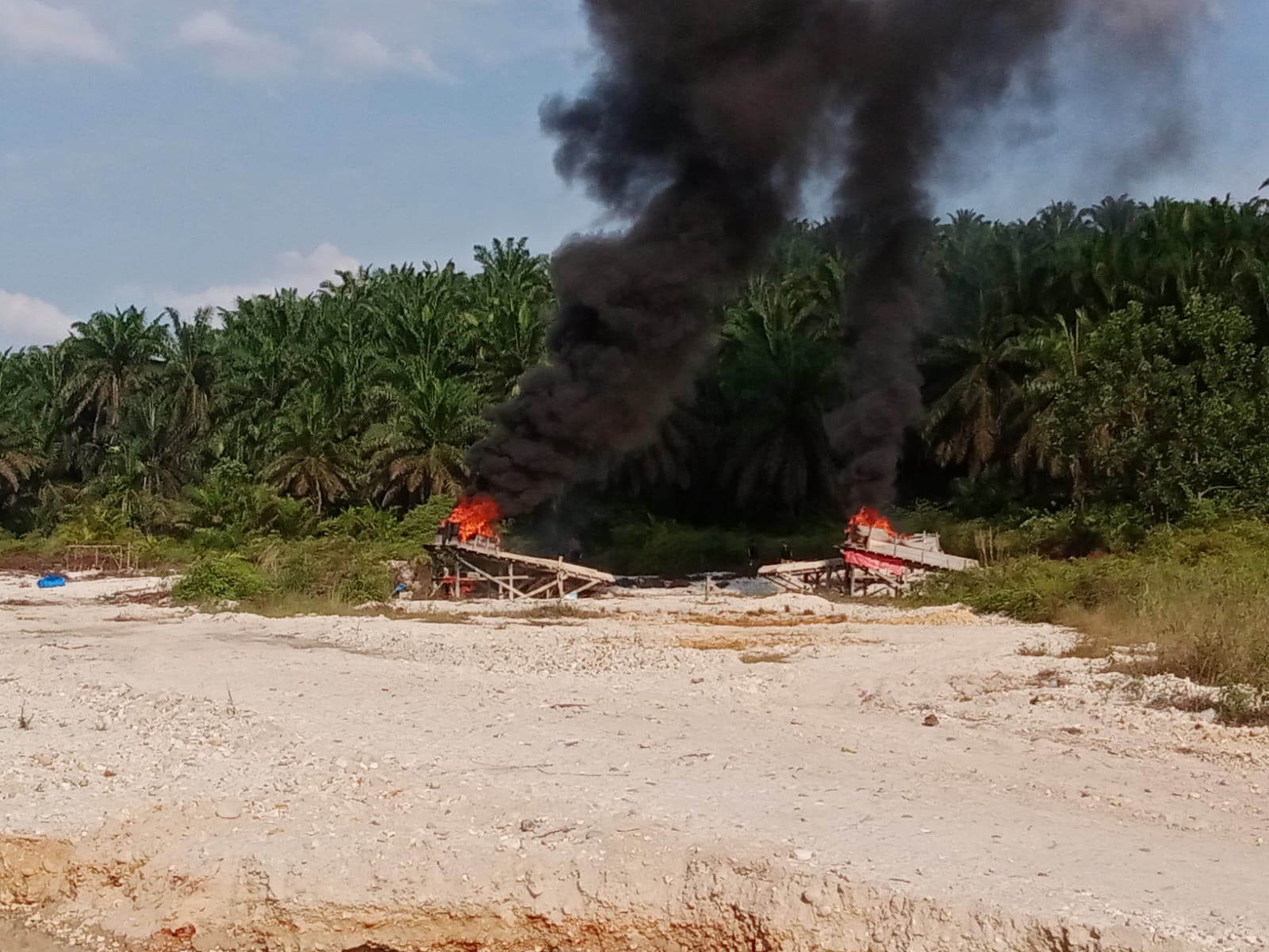 7 Rakit Tambang Ilegal di Areal PT Agrinas Palma Nusantara di Kuansing Dimusnahkan