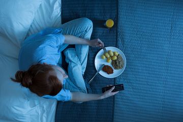 Mitos atau Fakta, Benarkah Makan Larut Malam Bikin Gemuk?