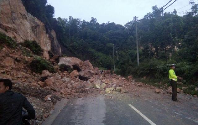 Longsor di Desa Merangin Kuok, Arus Lalin Riau-Sumbar Dialihkan