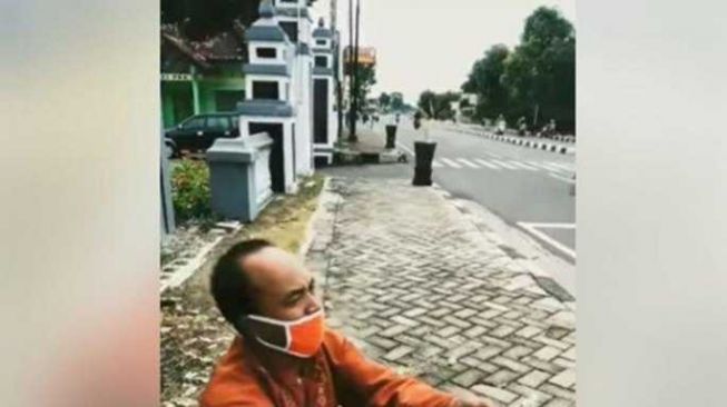Anak Istri Kelaparan, Pria Ini Jual Blender Sambil Nangis di Pinggir Jalan