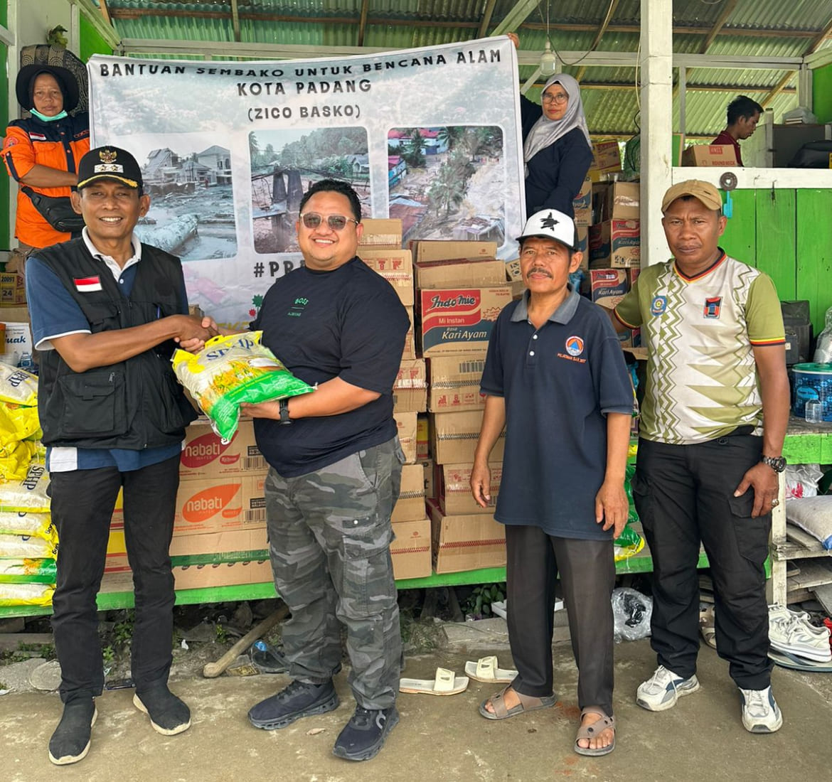 Zico Basko Berikan Bantuan Sembako ke Warga Terdampak Bencana di Kota Padang