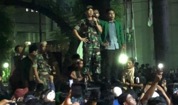 Pendemo di DPRD Sumut Lempari Polisi, Dandim Tenangkan dengan Humanis