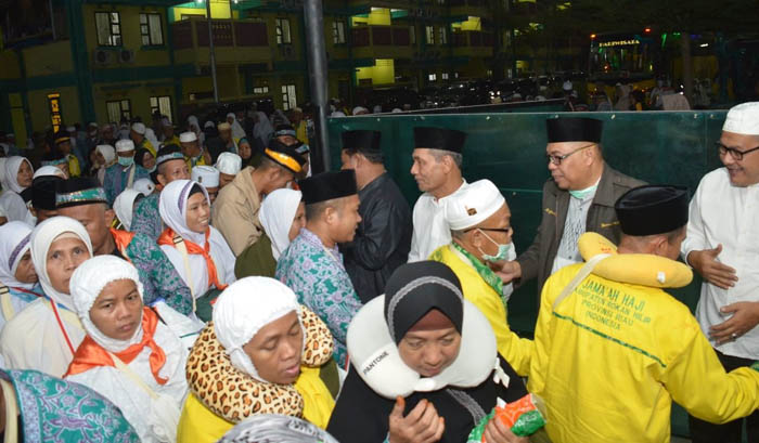 Sambut Jamaah Haji Kloter 8 Kampar, Bupati: Semoga Jadi Panutan Keluarga dan Masyarakat
