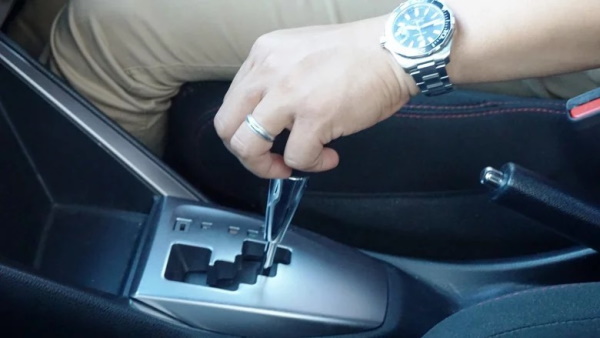 Receh Tapi Penting, Bahaya Kebiasaan Naruh Tangan di Atas Tuas Persneling