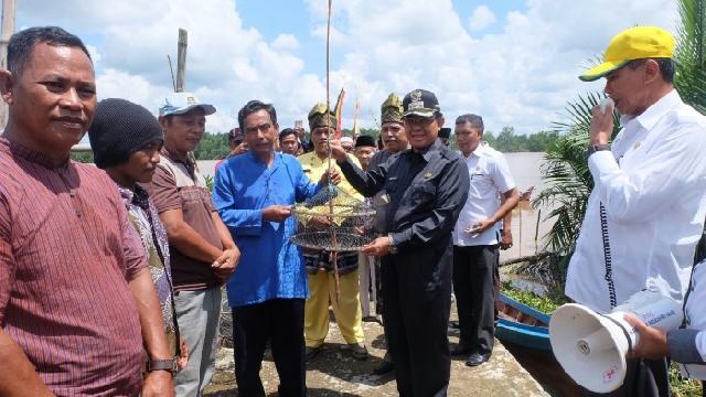 Bupati Inhil Serahkan Bantuan 13 Unit Kapal Motor dan Ratusan Alat Tangkap Ikan